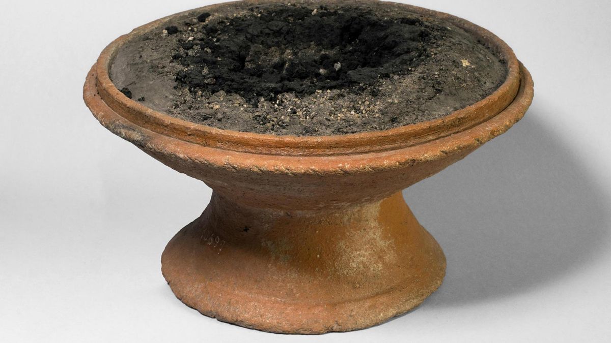 Incensario en forma de cáliz hallado en Pompeya con restos de ceniza en análisis.