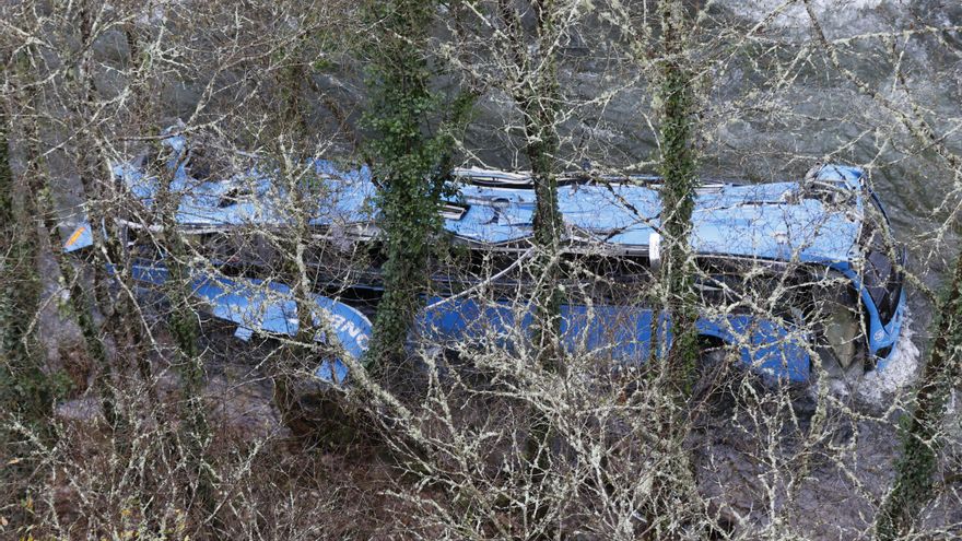 El autobús que cayó al Lérez en Nochebuena: un río desbordado y la lluvia complicaron el rescate en un accidente con siete muertos