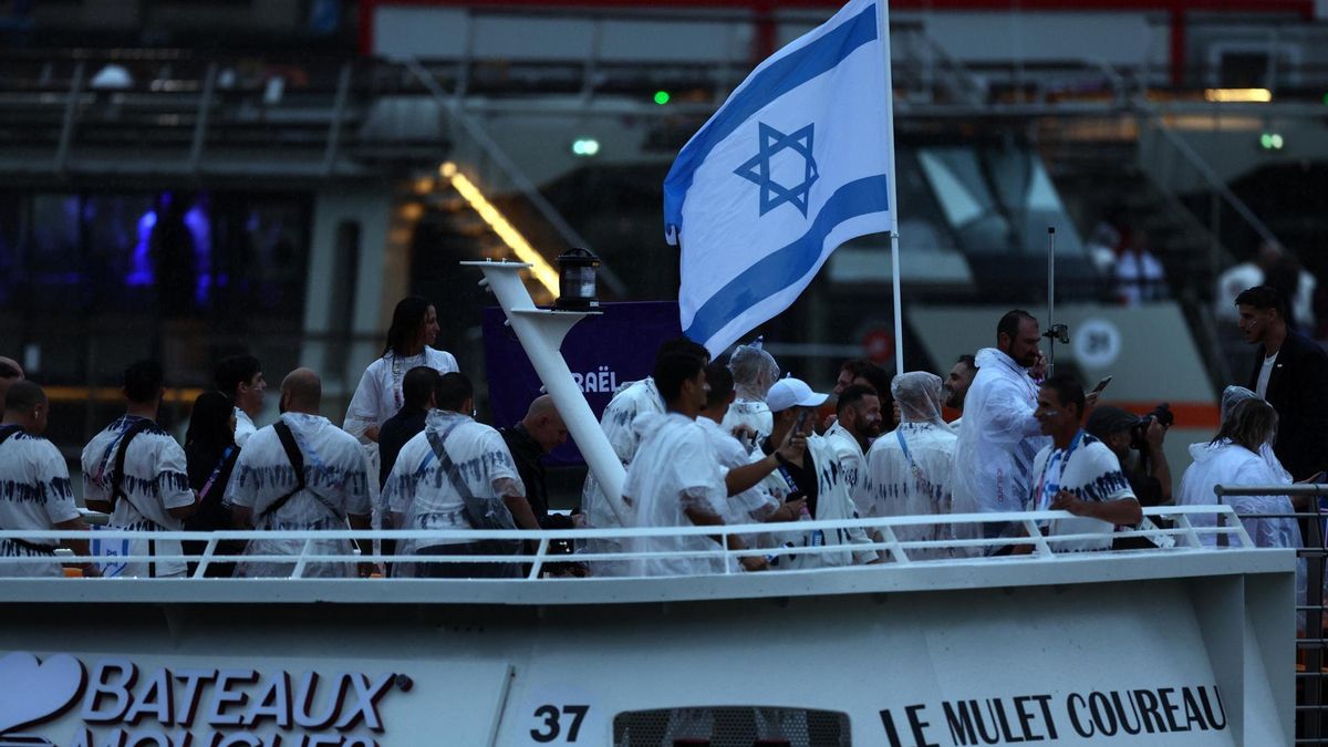 Un barco con la comitiva de Israel navega por el río Sena en la ceremonia de apertura de los Juegos Olímpicos de París 2024.