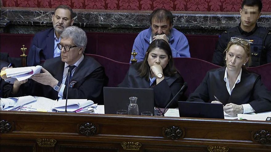 El exministro y exdiputado José Luis Ábalos (i) y su exasesor Koldo García (c-detrás), asisten a la sesión de este lunes en el Tribunal Supremo, donde dos mandos de la Unidad Central Operativa (UCO) de la Guardia Civil han defendido su tesis de que el empresario Víctor de Aldama tenía "a sueldo" a Ábalos a través de Koldo García, que cobraba "de manera regular" y gestionaba su patrimonio. EFE/ Tribunal Supremo SÓLO USO EDITORIAL / SÓLO DISPONIBLE PARA ILUSTRAR LA NOTICIA QUE ACOMPAÑA (CRÉDITO OBLIGATORIO)