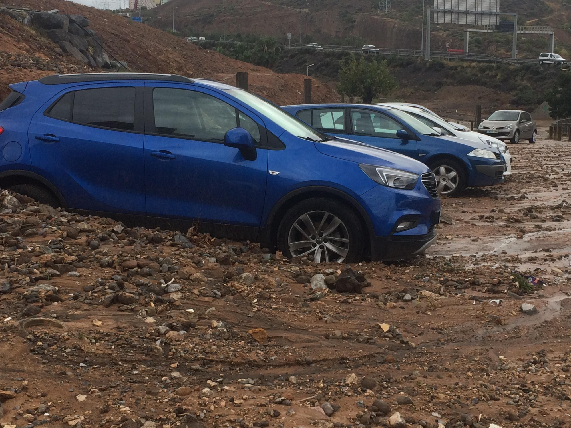 Coches atrapados por un lodazal en Las Palmas