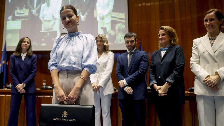 La nueva ministra de Infancia y Juventud, Sira Rego, posa con su cartera ministerial tras tomar posesión de su cargo este martes en la sede del ministerio, en Madrid. EFE/Juan Carlos Hidalgo