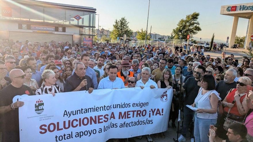 Cientos de personas protestan en Coslada por la ruina de la línea 7B de Metro de Madrid