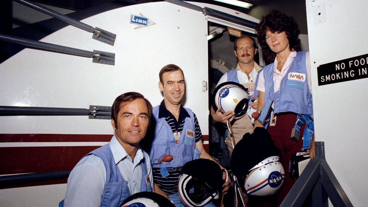 Sally Ride junto a la tripulación del STS-7.