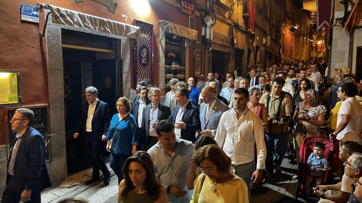 PSOE y Vox abandonan una procesión del Corpus de Toledo tras acusar al alcalde de montar "un acto político" con Feijóo