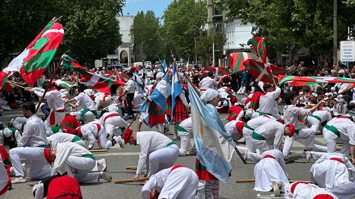 Integrantes del Centro Basko Argentino Euzko Etxea, en un acto de 2023
