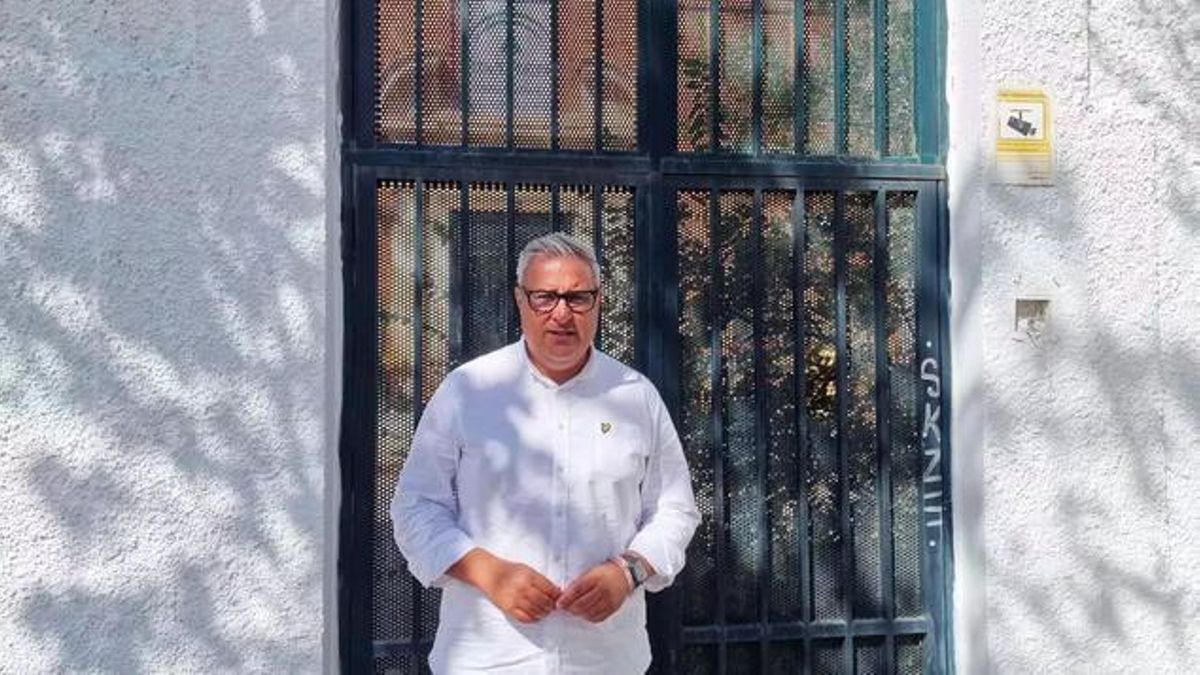 El diputado Antonio Navarro en el centro de San Francisco de Asís de Torremolinos