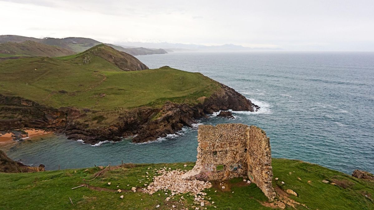 Ecologistas en Acción reclama la rehabilitación urgente de la torre de San Telmo, entre Suances y Santillana del Mar