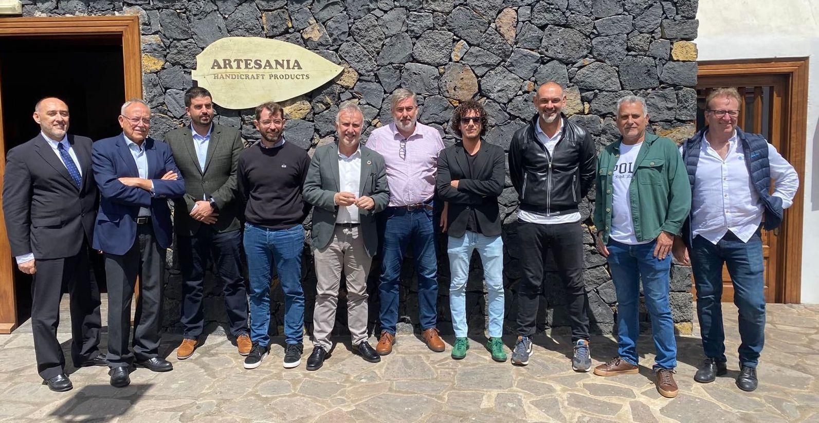 Imagen de archivo de una reunión de Ángel Víctor Torres con los tabaqueros.
