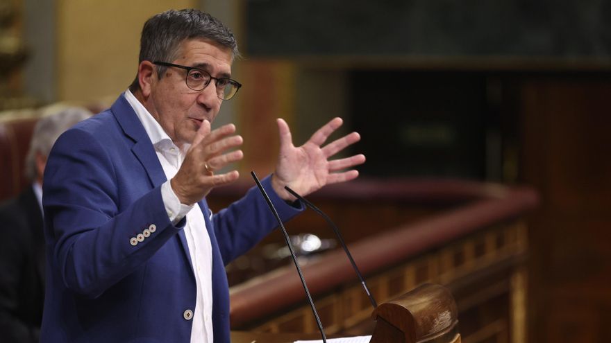 El portavoz del grupo socialista en el Congreso, Patxi López, interviene durante una sesión plenaria en el Congreso de los Diputados, a 13 de octubre de 2022, en Madrid (España). El presidente del Gobierno acude al Congreso para informar sobre la cumbre e