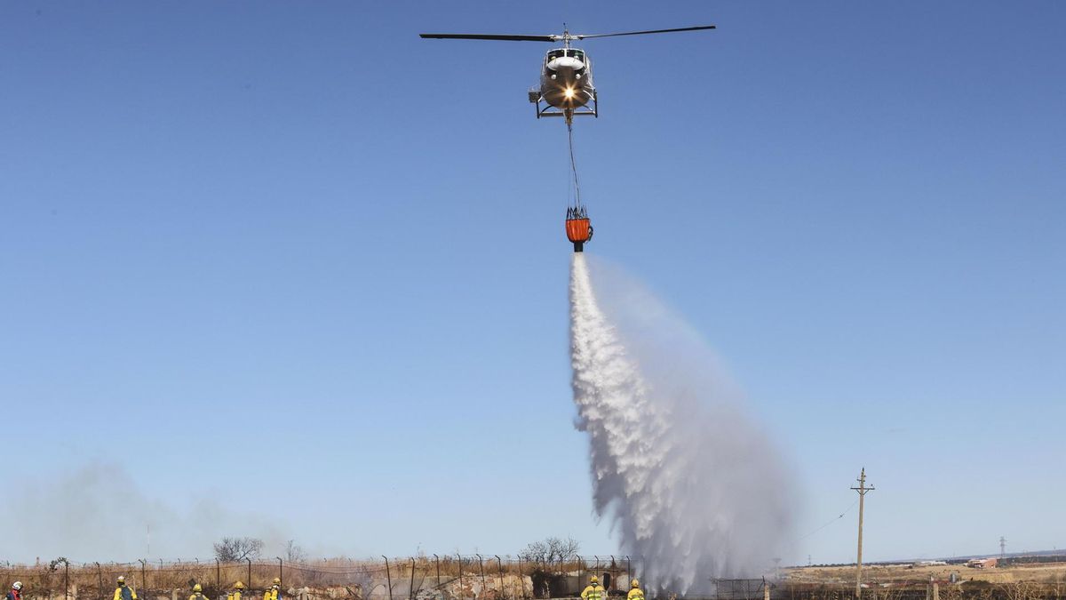 Sofocan un incendio forestal cerca de un destacamento militar en Salamanca