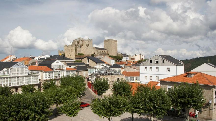 El pueblo gallego que está entre los más bonitos de España y que tiene un castillo, miradores y viñedos