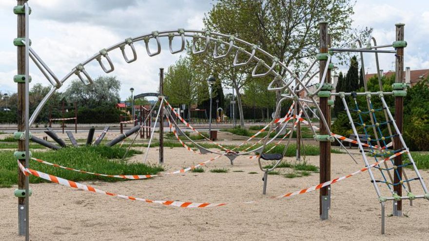 Vista de un parque infantil precintado en Alcalá de Henares este viernes.