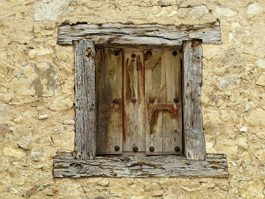 Piedra, barro y madera. Antigua ventana en el casco de Pedraza.