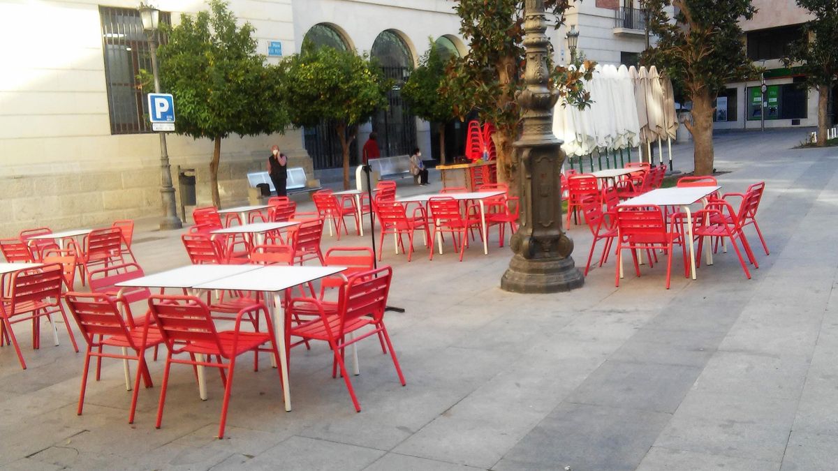 Archivo - Terraza de un bar en el centro de Jaén. Imagen de archivo.