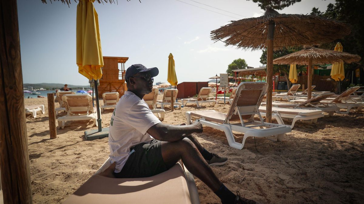 El migrante duerme en la playa des Pinet porque de momento no tiene hogar. Allí también se ducha y trabaja.