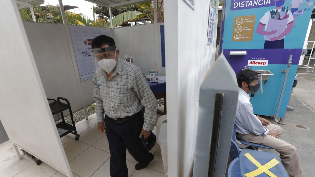 Hasta 1.553 enfermos de covid-19 estaban este viernes en estado crítico y con respiración asistida en las UCI de los diferentes hospitales de Perú, el mismo número que se registró el 13 de agosto, cuando se batió el récord en ocupación de ventiladores mecánicos por infectados de coronavirus. EFE/ Luis Angel Gonzales/Archivo