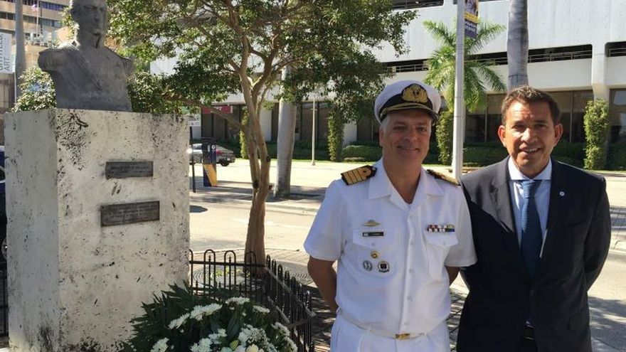 El cónsul general de Argentina en Miami, Leandro Fernández Suárez (d), y el comandante del buque Libertad, el capitán de navío Juan Carlos Romay (i), posan este martes, en Miami, Florida (EE.UU.).