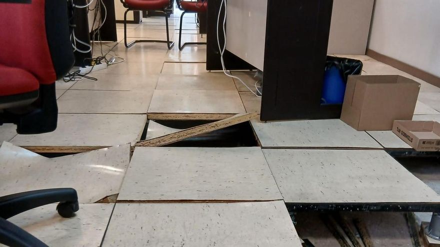 "Un paso en falso puede acabar en una caída de hasta 30 centímetros": así están las cosas en la Consejería de Hacienda del Gobierno de La Rioja