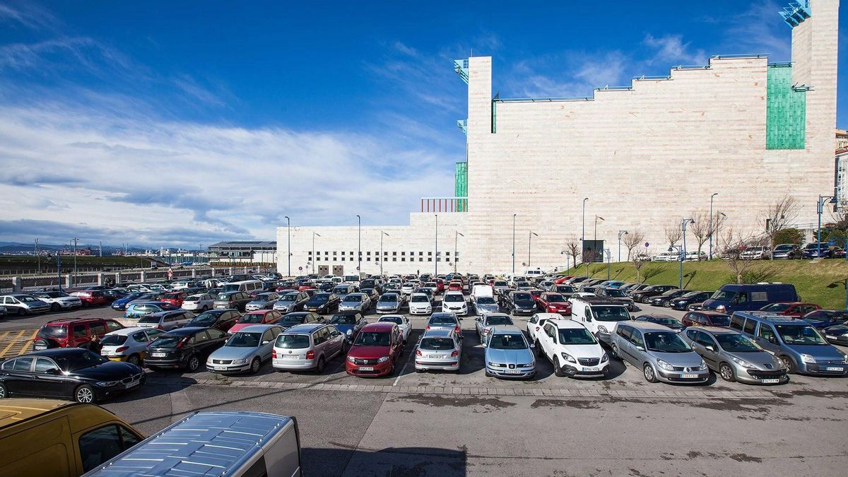 El Parlamento de Cantabria respalda un plan de aparcamientos disuasorios en Santander y un parking en altura en el Palacio de Festivales