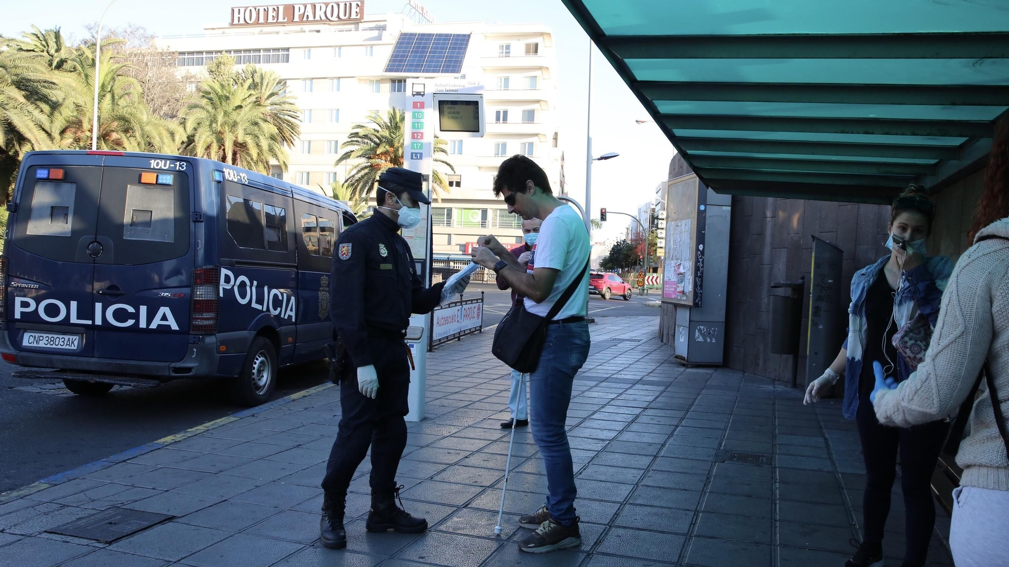 La Policía entrega mascarillas en la Estación de San Telmo. (Alejandro Ramos)