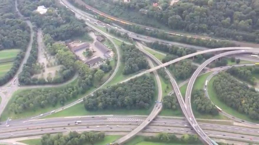 Un nudo de autopistas cercano a Düsseldorf, Alemania.