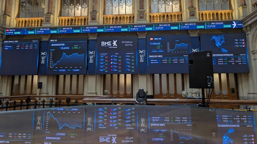 Monitores y paneles informativos en el parqué de Madrid que muestra la evolución de a Bolsa española.