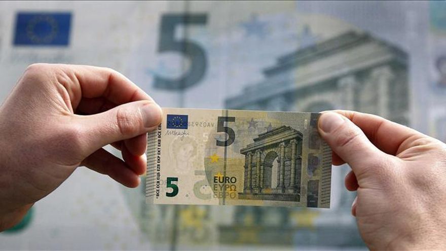 El euro baja por la mañana en Fráncfort hasta los 1,3267 dólares