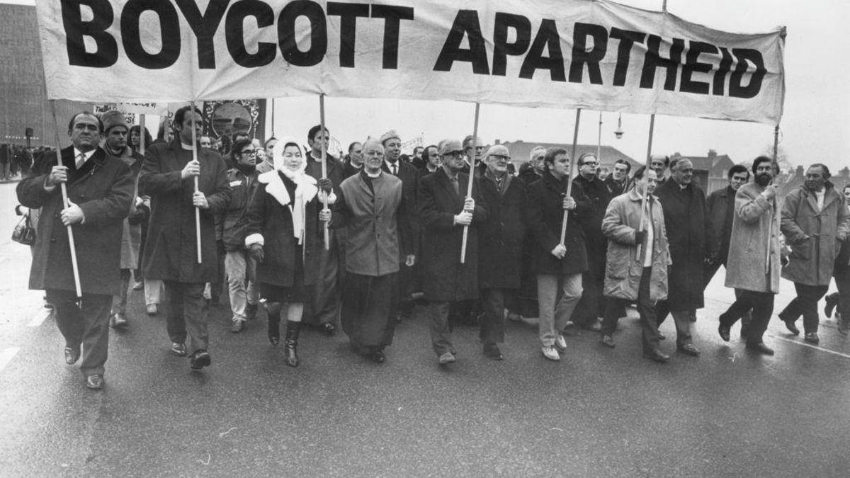 Manifestantes contra el apartheid en 1969 se dirigen a un partido de rugby en Reino Unido