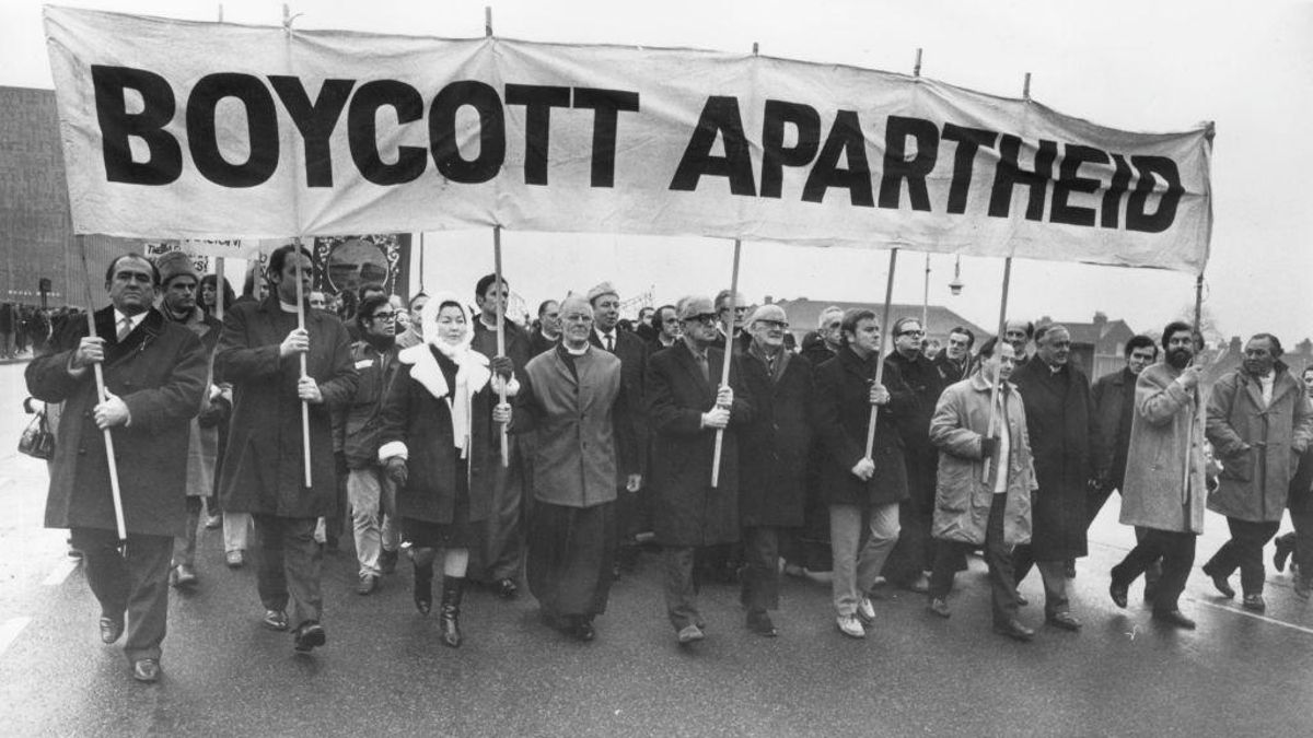 Manifestantes contra el apartheid en 1969 se dirigen a un partido de rugby en Reino Unido