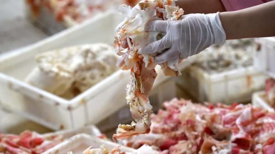 Una mujer trabaja en la fabricación de barras de jabón en Eco-village en Trípoli, al norte de Beirut.