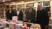 Ignacio Latierro y el diputado de Cultura, Denis Itxaso, entre otros, en la librería 'Lagun'.