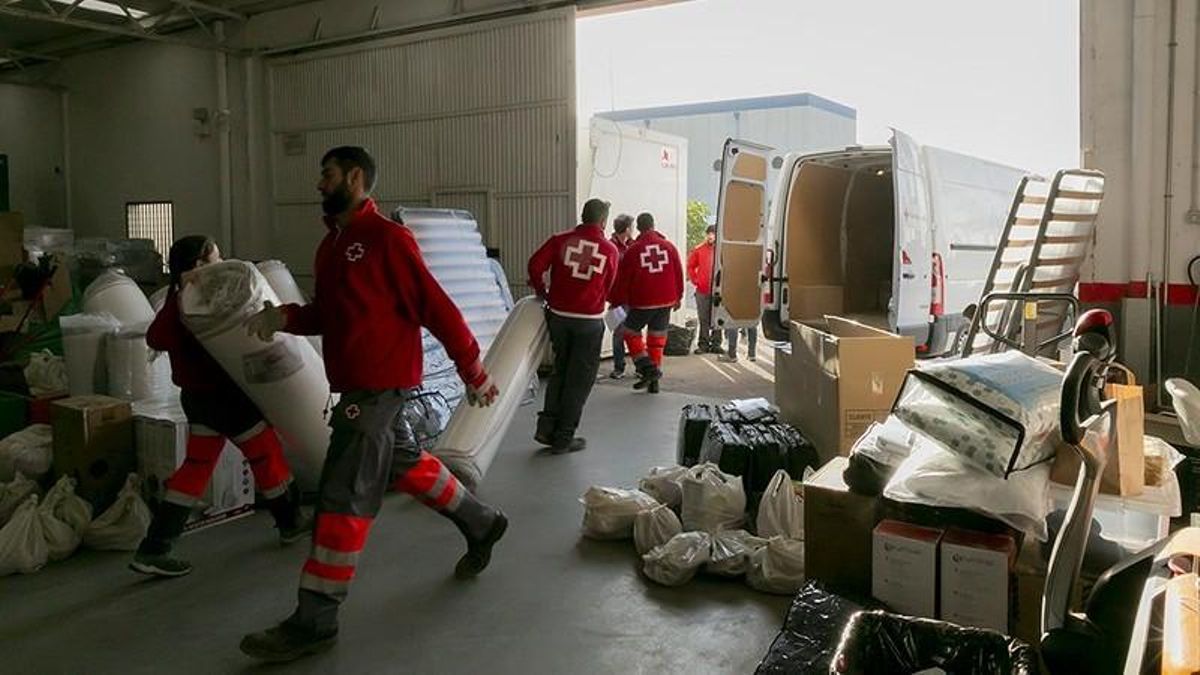 Efectius de la Creu Roja carreguen material per a la seua distribució entre els afectats per la dana, en una imatge d'arxiu.