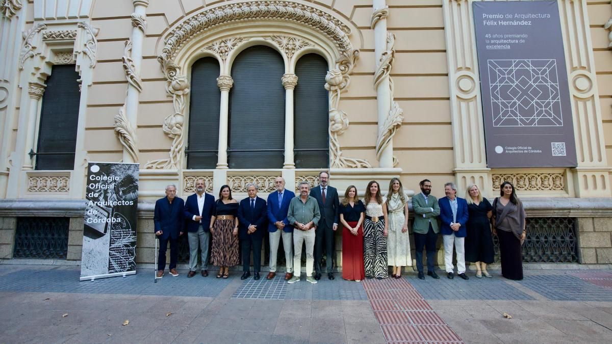 Foto de familia a las puertas del Colegio de Arquitectos.