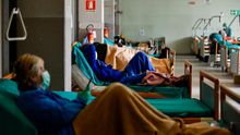Pacientes en sus camas en los Hospitales Civiles de Brescia, en medio del brote de coronavirus.