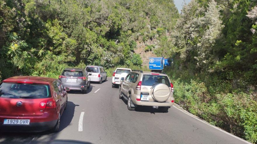 Vehículo retenidos en la zona a la espera de que se limpie la vía.
