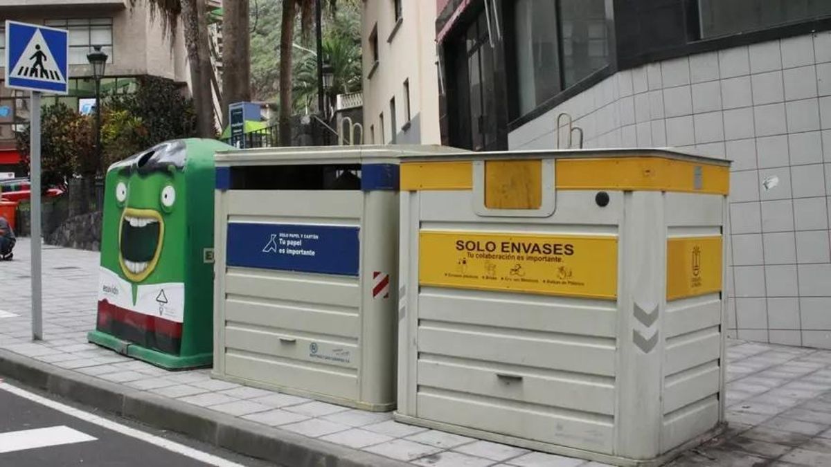 Imagen de archivo de contenedores de recogida selectiva de residuos situados en la Avenida de El Puente de Santa Cruz de La Palma.
