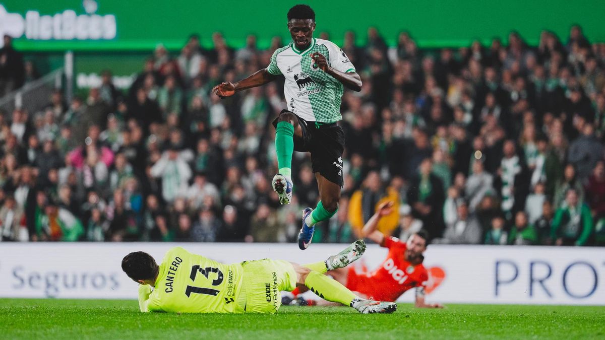 Suli intenta marcar un gol en El Sardinero ante el portero del Burgos.