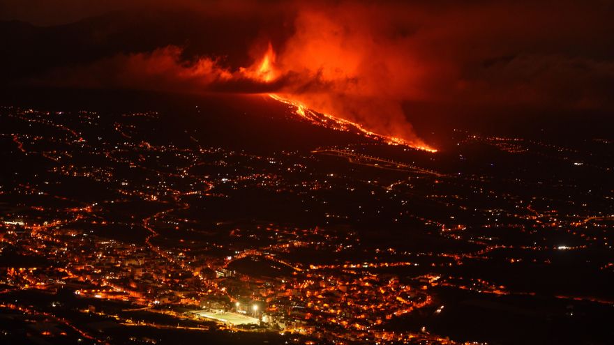 En la imagen, vista de la colada de lava y del valle de Aridane desde el mirador de El Time, en el municipio de Tijarafe, en La Palma. EFE/Miguel Calero