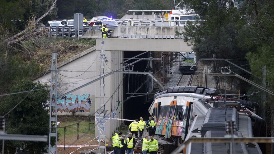Varios técnicos trabajan en el lugar del accidente de tren de Rodalies mientras un intenso tráfico circula sobre el puente donde se produjo el accidente al ceder un talud del muro sobre el que trascurre la AP-7l de Cataluña desde Martorell en todos los carriles que van hacia el sur, una situación que según la Generalitat durará "unos días".