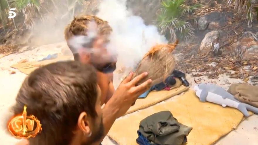 Momento en el que Albert sopla a las brasas en 'Supervivientes'