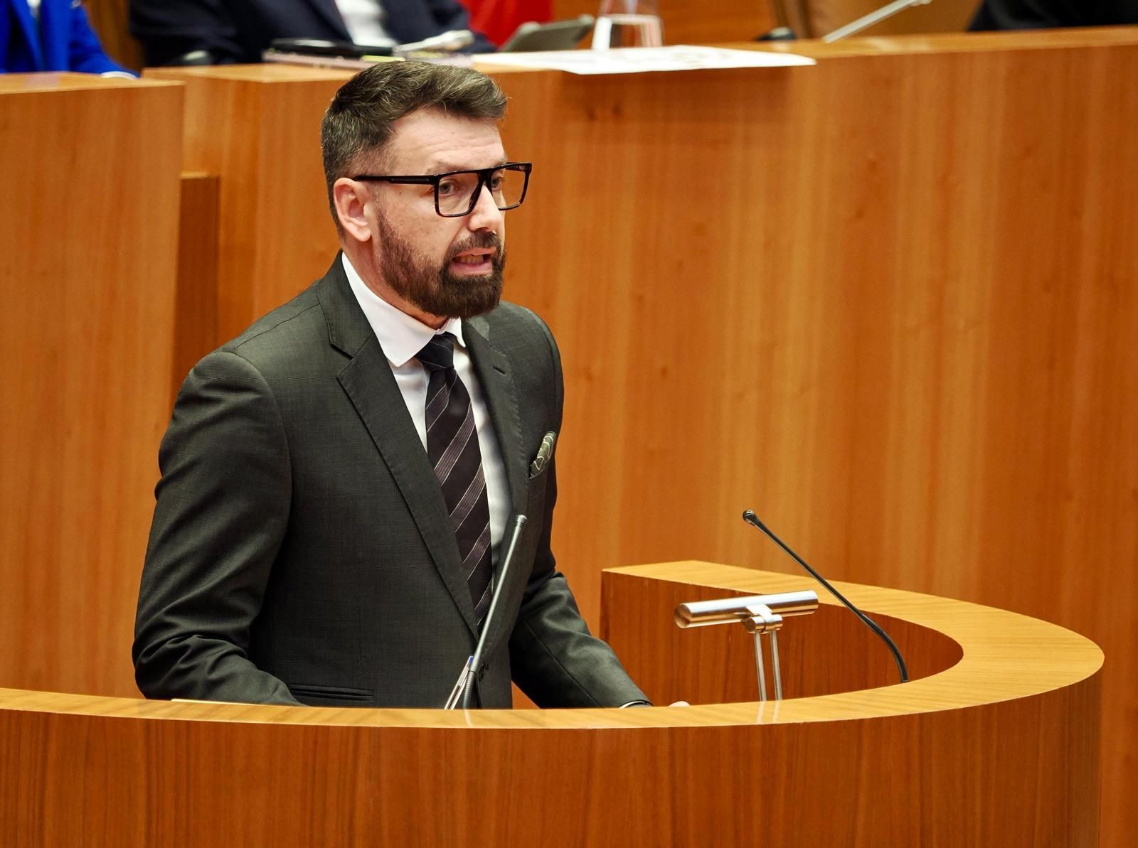 El procurador berciano de UPL, José Ramón García, defendiendo la moción en las Cortes de Castilla y León.