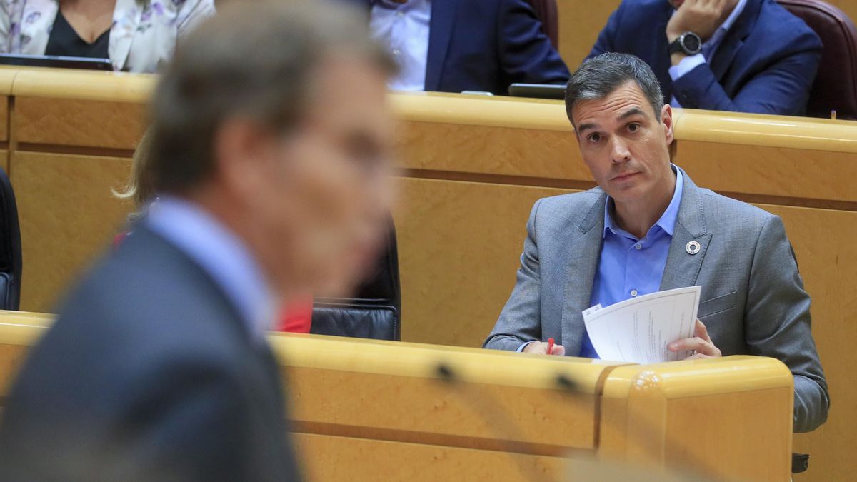 El presidente del Gobierno, Pedro Sánchez, escucha la intervención del líder del PP, Alberto Núñez Feijóo (i)durante el pleno del Senado, en una imagen de archivo.