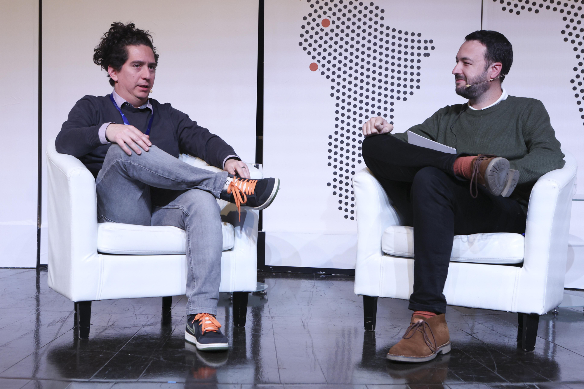 Entrevista a Daniel Alarcón, fundador, presentador y productor ejecutivo de Radio Ambulante por Juanlú Sánchez, subdirector de elDiario.es y director del podcast 'Un tema Al día',