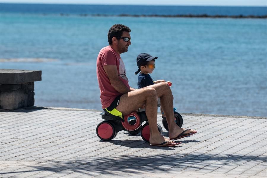 Calles de Arrecife, de nuevo con niños en el primer día en que estos pueden salir