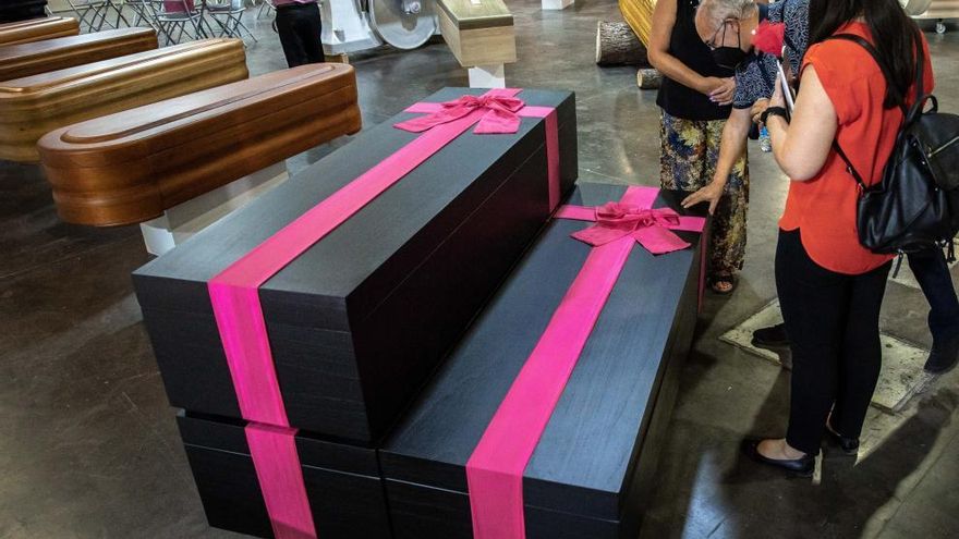 De la ficción a la tumba: una funeraria expone ataúdes como los de la serie 'El juego del calamar' en València