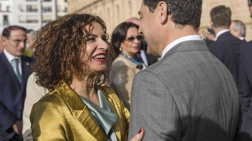 La ministra de Hacienda en funciones, María Jesús Montero, y el presidente de la Junta de Andalucía, Juanma Moreno, en una imagen de archivo.