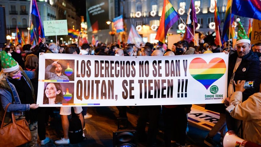 Mensaje de advertencia en la calle en defensa de las leyes LGTBI de Madrid la víspera de la votación para derogarlas