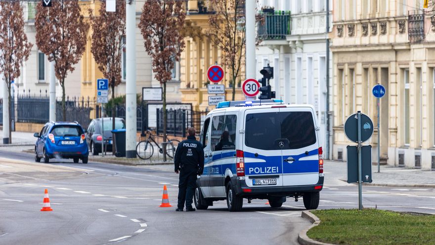 Agentes policiales en una carretera de Alemania