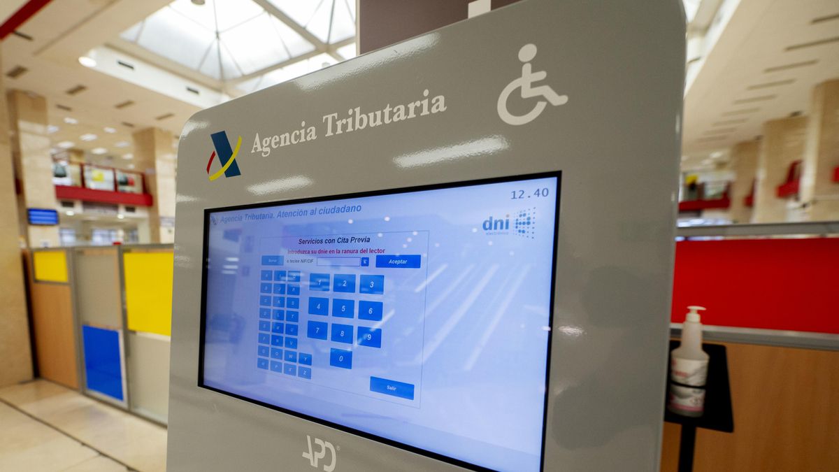 Archivo - Interior de una oficina de la Administración de la Agencia Tributaria.